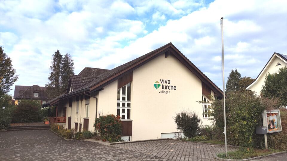 Viva Kirche Zofingen mit Parkplatz